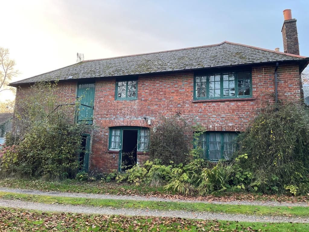 Lot: 24 - PART-POSSESSION INVESTMENT WITH POTENTIAL PRODUCING £20,820 PER ANNUM - Front view of Cottage 3 with driveway